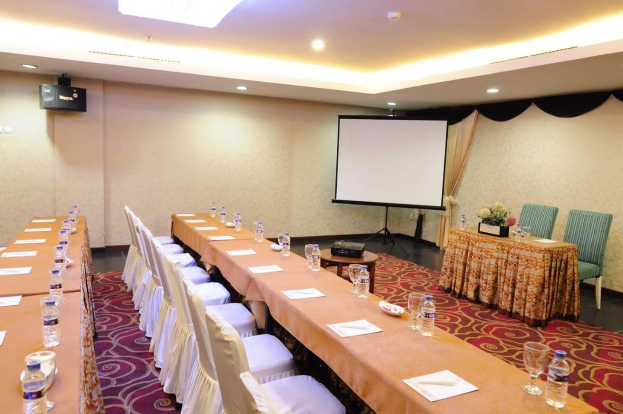 Asialink Premier Karawang Luaran gambar